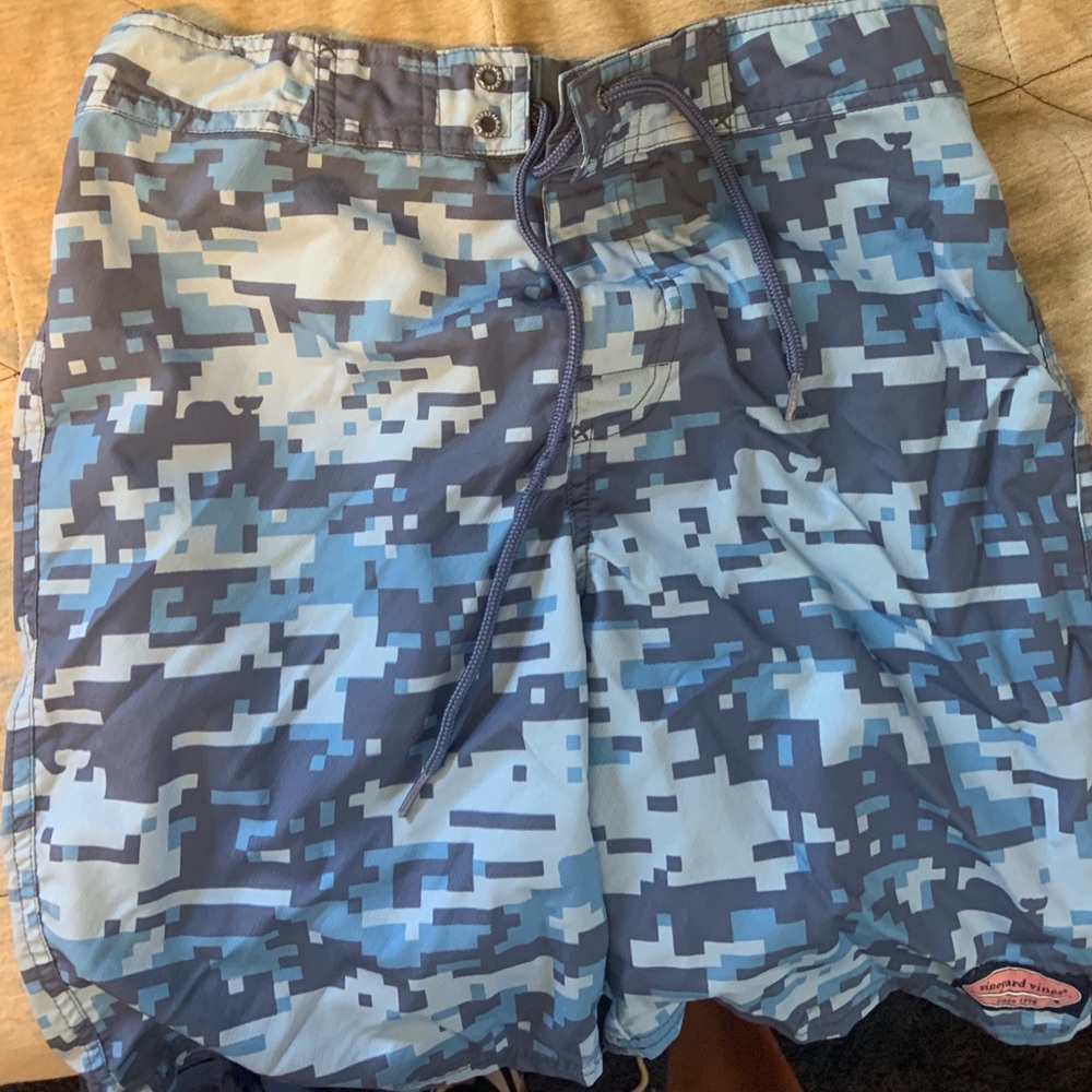 Vineyard vines swim shorts size L (16)
